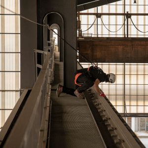 fallskyddsvajer över arbetsplats